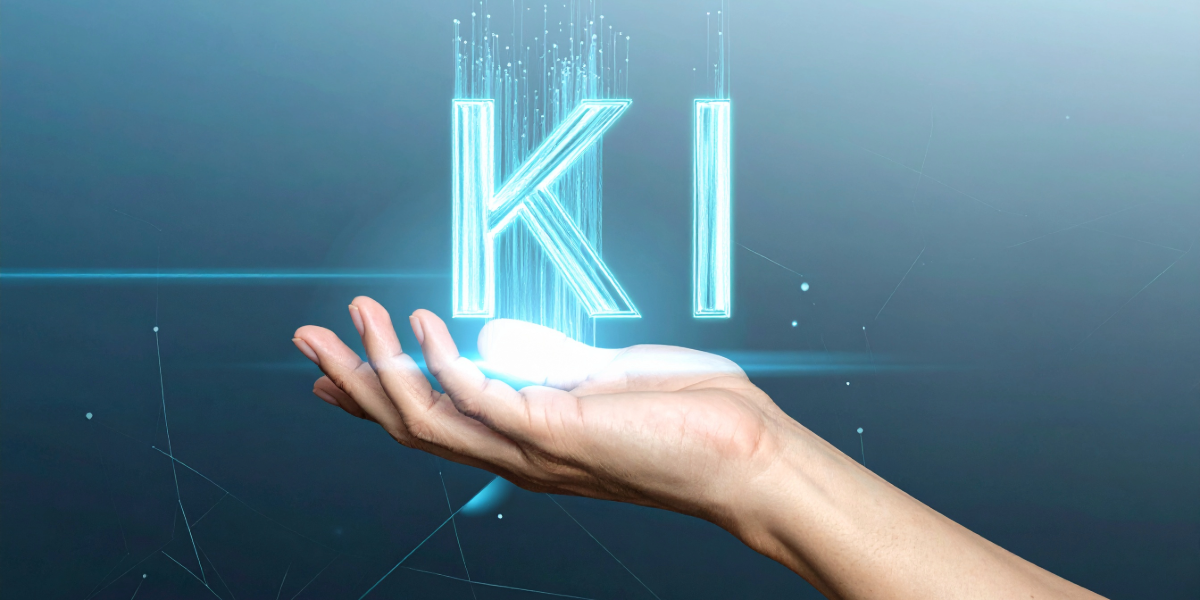 Hand hält leuchtendes KI-Hologramm in blauer Umgebung.