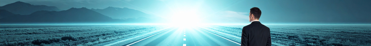 Mann blickt auf helle Straße in Richtung Horizont.